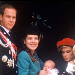 Le prince Albert, la princesse Caroline avec sa fille Charlotte Casiraghi, la princesse Stéphanie avec son neveu Andrea Casiraghi, et le prince Rainier III de Monaco en novembre 1986 au palais princier lors de la Fête nationale monégasque.