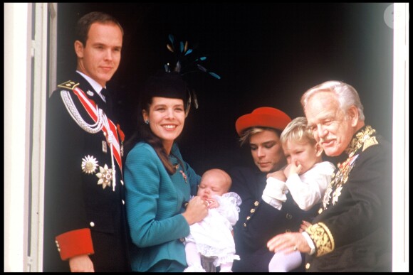 Le prince Albert, la princesse Caroline avec sa fille Charlotte Casiraghi, la princesse Stéphanie avec son neveu Andrea Casiraghi, et le prince Rainier III de Monaco en novembre 1986 au palais princier lors de la Fête nationale monégasque.