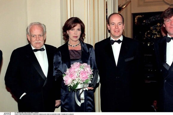 Le prince Rainier III de Monaco avec la princesse Caroline et le prince Albert en avril 1999 à Monaco.