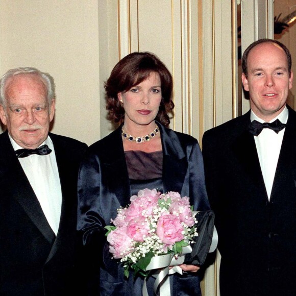 Le prince Rainier III de Monaco avec la princesse Caroline et le prince Albert en avril 1999 à Monaco.