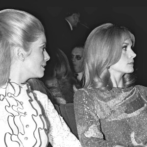 Catherine Deneuve et Françoise Dorléac lors de l'avant-première du film Les Demoiselles de Rochefort en 1967 à Paris