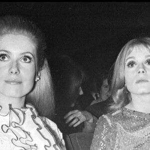 Catherine Deneuve et Françoise Dorléac lors de l'avant-première du film Les Demoiselles de Rochefort en 1967 à Paris