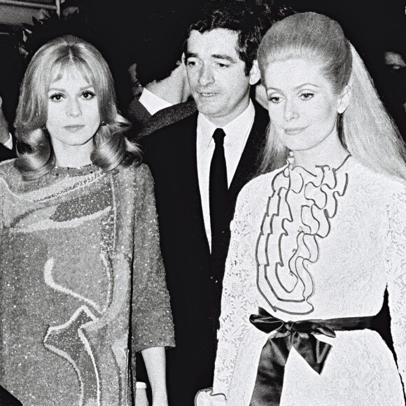 Catherine Deneuve, Jacques Demy et Françoise Dorléac lors de l'avant-première du film Les Demoiselles de Rochefort en 1967 à Paris