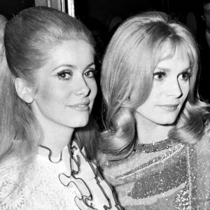 Catherine Deneuve et Françoise Dorléac lors de l'avant-première du film Les Demoiselles de Rochefort en 1967 à Paris