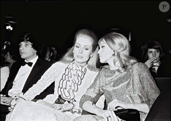 Catherine Deneuve, Jacques Perrin et Françoise Dorléac lors de l'avant-première du film Les Demoiselles de Rochefort en 1967 à Paris