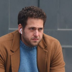 Jonah Hill, amaigri, fume une cigarette dans les rues de New York, le 26 février 2018  It has been said that smoking, while bad for your health, helps to curb the appetite. And it seems that Jonah Hill can make such claims, too. The 34-year-old actor revealed his thinner frame while puffing away on a solo outing in NY today. 26th february 201826/02/2018 - New York