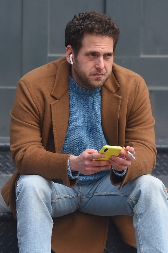 Jonah Hill, amaigri, fume une cigarette dans les rues de New York, le 26 février 2018  It has been said that smoking, while bad for your health, helps to curb the appetite. And it seems that Jonah Hill can make such claims, too. The 34-year-old actor revealed his thinner frame while puffing away on a solo outing in NY today. 26th february 201826/02/2018 - New York