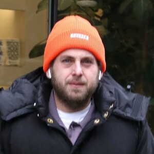 Jonah Hill, chaudement vêtu dans la rue à New York le 13 mars 2018.  New York, NY - Actor Jonah Hill keeps warm in a large black coat and beanie while out and about in New York City.13/03/2018 - New York