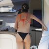 Selena Gomez profite du soleil en bikini avec des amis sur un bateau à Sydney, Australie, le 19 mars 2018.