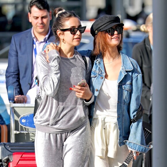 Exclusif - Selena Gomez arrive avec un Ukulélé à l'aéroport Kingsford-Smith de Sydney, Australie, le 19 mars 2018.