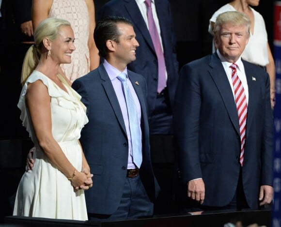 Donald Trump avec son fils aîné Donald Trump Jr. et l'épouse de ce dernier, Vanessa, lors de la convention républicaine nationale à Cleveland, le 20 juillet 2016