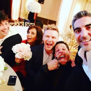 Karine Le Marchand pose partage un selfie avec Stéphane Plaza, Jeanfi Janssens JoeyStarre et Ary Abittan - Soirée de Gala de bienfaisance de La Fondation pour la Recherche en Physiologie à l'hôtel George V à Paris le 19 mars 2018.