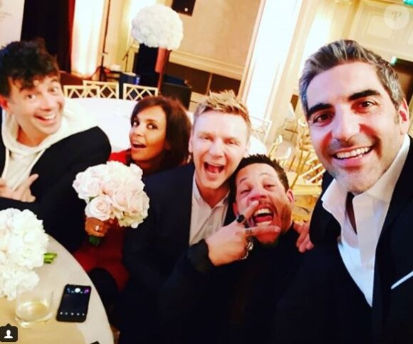 Karine Le Marchand pose partage un selfie avec Stéphane Plaza, Jeanfi Janssens JoeyStarre et Ary Abittan - Soirée de Gala de bienfaisance de La Fondation pour la Recherche en Physiologie à l'hôtel George V à Paris le 19 mars 2018.