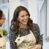 La duchesse Catherine de Cambridge, enceinte de huit mois, le 22 mars 2018 lors des préparatifs du Commonwealth Big Lunch à Londres, sa dernière mission officielle avant le début de son congé maternité.