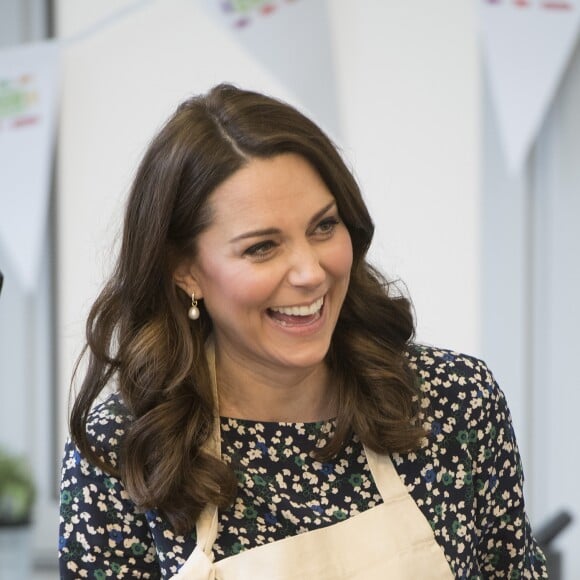 La duchesse Catherine de Cambridge, enceinte de huit mois, le 22 mars 2018 lors des préparatifs du Commonwealth Big Lunch à Londres, sa dernière mission officielle avant le début de son congé maternité.