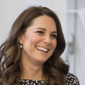 La duchesse Catherine de Cambridge, enceinte de huit mois, le 22 mars 2018 lors des préparatifs du Commonwealth Big Lunch à Londres, sa dernière mission officielle avant le début de son congé maternité.