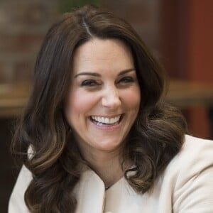 La duchesse Catherine de Cambridge, enceinte de huit mois, le 22 mars 2018 lors des préparatifs du Commonwealth Big Lunch à Londres, sa dernière mission officielle avant le début de son congé maternité.