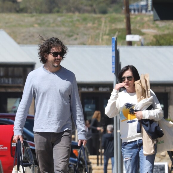 Exclusif - Shannen Doherty et son mari Kurt Iswarienko font leurs courses, à Malibu le 17 mars 2017. Shannen semble en bonne santé après avoir subi un lourd traitement contre le cancer.