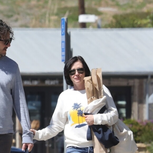 Exclusif - Shannen Doherty et son mari Kurt Iswarienko font leurs courses, à Malibu le 17 mars 2017. Shannen semble en bonne santé après avoir subi un lourd traitement contre le cancer.