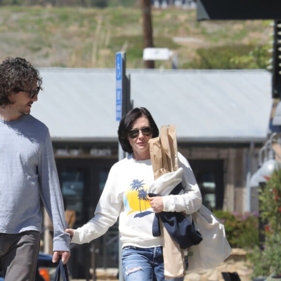 Exclusif - Shannen Doherty et son mari Kurt Iswarienko font leurs courses, à Malibu le 17 mars 2017. Shannen semble en bonne santé après avoir subi un lourd traitement contre le cancer.