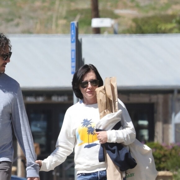 Exclusif - Shannen Doherty et son mari Kurt Iswarienko font leurs courses, à Malibu le 17 mars 2017. Shannen semble en bonne santé après avoir subi un lourd traitement contre le cancer.