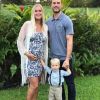 Bethany Hamilton avec son fils Tobias et son mari Adam Dirks. Instagram, le 25 décembre 2017.