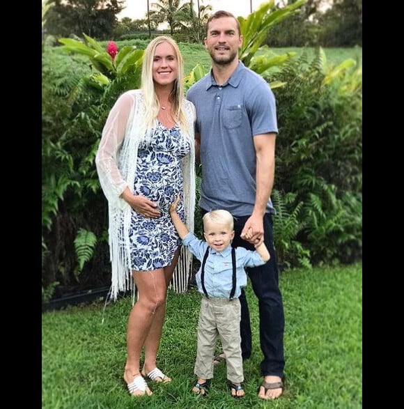 Bethany Hamilton avec son fils Tobias et son mari Adam Dirks. Instagram, le 25 décembre 2017.