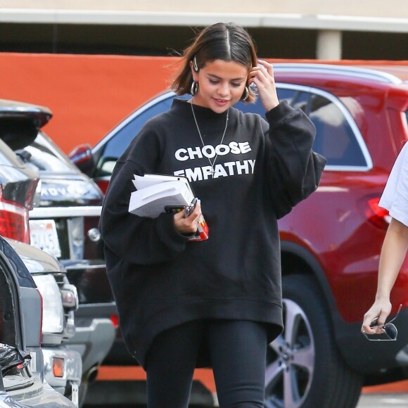 Exclusif - Selena Gomez est allée déjeuner avec des amies à Studio City. Le 25 mars 2018.