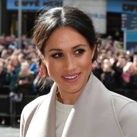 Meghan Markle arrive au Crown Liquor Saloon à Belfast le 23 mars 2018.