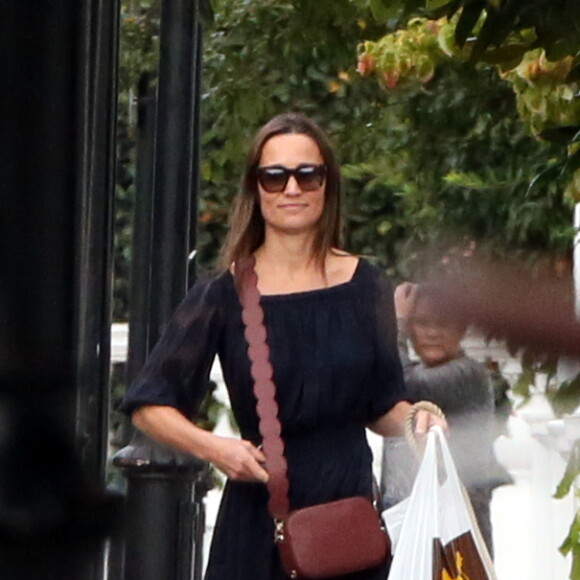 Exclusif - Pippa Middleton promène ses chiens dans son quartier dans l'ouest de Londres, le 24 août 2017.