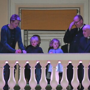 Le prince Albert II de Monaco, la princesse Charlene de Monaco et leurs enfants le prince Jacques et la princesse Gabriella assistent à la Procession du Vendredi Saint depuis le balcon du Palais princier, en compagnie du père Penzo, pendant les célébrations des fêtes de Pâques. Le 30 Mars 2018 à Monaco. © Michael Alesi/Bestimage