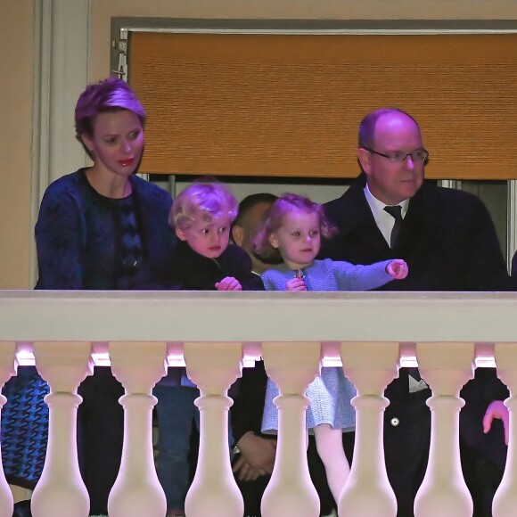 Le prince Albert II de Monaco, la princesse Charlene de Monaco et leurs enfants le prince Jacques et la princesse Gabriella assistent à la Procession du Vendredi Saint depuis le balcon du Palais princier, en compagnie du père Penzo, pendant les célébrations des fêtes de Pâques. Le 30 Mars 2018 à Monaco. © Michael Alesi/Bestimage