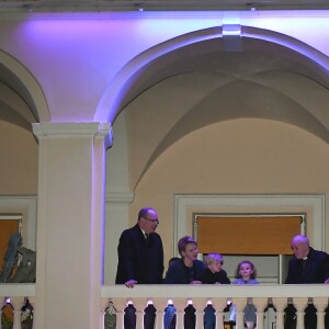 Le prince Albert II de Monaco, la princesse Charlene de Monaco et leurs enfants le prince Jacques et la princesse Gabriella assistent à la Procession du Vendredi Saint depuis le balcon du Palais princier, en compagnie du père Penzo, pendant les célébrations des fêtes de Pâques. Le 30 Mars 2018 à Monaco. © Michael Alesi/Bestimage