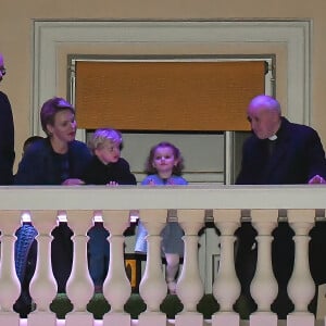 Le prince Albert II de Monaco, la princesse Charlene de Monaco et leurs enfants le prince Jacques et la princesse Gabriella assistent à la Procession du Vendredi Saint depuis le balcon du Palais princier, en compagnie du père Penzo, pendant les célébrations des fêtes de Pâques. Le 30 Mars 2018 à Monaco. © Michael Alesi/Bestimage