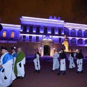 Le prince Albert II de Monaco, la princesse Charlene de Monaco et leurs enfants le prince Jacques et la princesse Gabriella assistent à la Procession du Vendredi Saint depuis le balcon du Palais princier, en compagnie du père Penzo, pendant les célébrations des fêtes de Pâques. Le 30 Mars 2018 à Monaco. © Michael Alesi/Bestimage