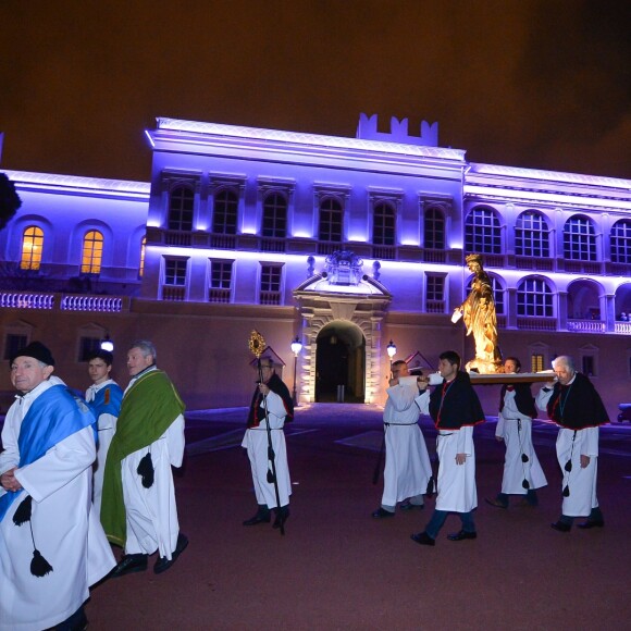 Le prince Albert II de Monaco, la princesse Charlene de Monaco et leurs enfants le prince Jacques et la princesse Gabriella assistent à la Procession du Vendredi Saint depuis le balcon du Palais princier, en compagnie du père Penzo, pendant les célébrations des fêtes de Pâques. Le 30 Mars 2018 à Monaco. © Michael Alesi/Bestimage