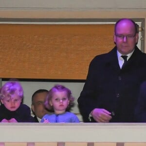 Le prince Albert II de Monaco, la princesse Charlene de Monaco et leurs enfants le prince Jacques et la princesse Gabriella assistent à la Procession du Vendredi Saint depuis le balcon du Palais princier, en compagnie du père Penzo, pendant les célébrations des fêtes de Pâques. Le 30 Mars 2018 à Monaco. © Michael Alesi/Bestimage