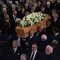Obsèques de Stephen Hawking : Sa famille et les stars lui disent adieu