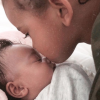 Saint West embrasse sa petite soeur Chicago sur une photo publiée sur Instagram par Kim Kardashian le 31 mars 2018.