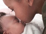 Kim Kardashian : Son fils Saint, frère gaga, embrasse sa petite soeur Chicago