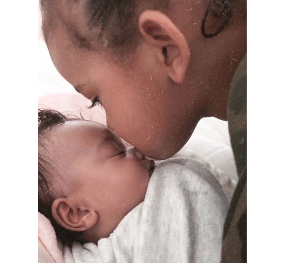 Saint West embrasse sa petite soeur Chicago sur une photo publiée sur Instagram par Kim Kardashian le 31 mars 2018.