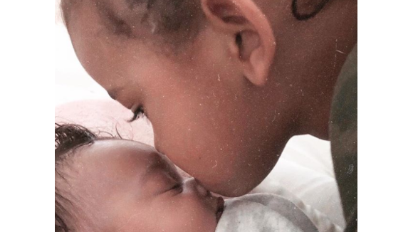 Kim Kardashian : Son fils Saint, frère gaga, embrasse sa petite soeur Chicago