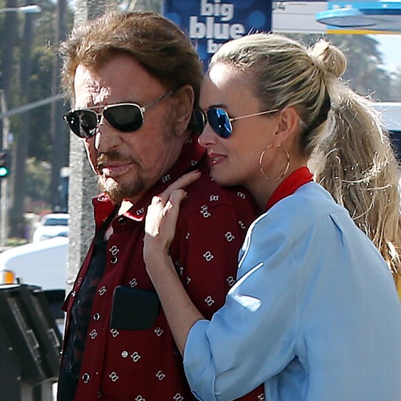 Johnny Hallyday avec sa femme Laeticia, leurs filles Jade et Joy, Marie Poniatowski avec son mari Pierre Rambaldi et leur fille Tess, à Santa Monica, le 1er avril 2017.
