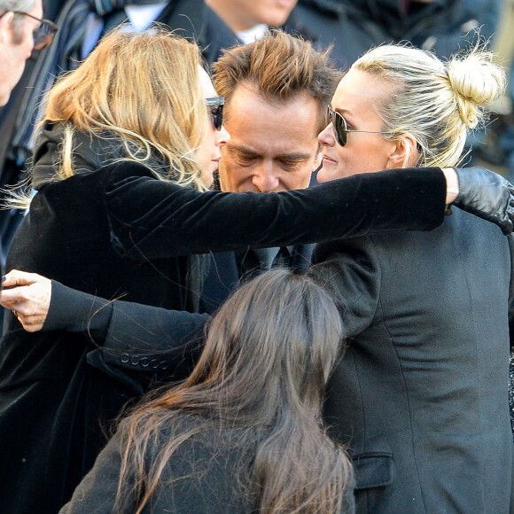 David Hallyday, Laura Smet, Laeticia Hallyday et ses filles Jade et Joy devant l'église de la Madeleine pour les obsèques de Johnny Hallyday à Paris, France, le 9 décembre 2017. © Veeren/Bestimage