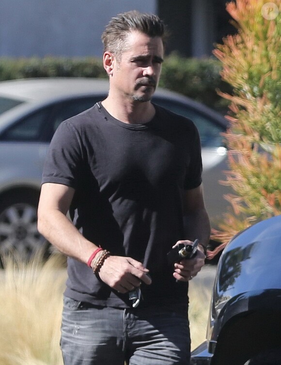 Exclusif - Colin Farrell récupère sa voiture et découvre une amende sur le pare brise à Los Angeles le 2 février 2018.