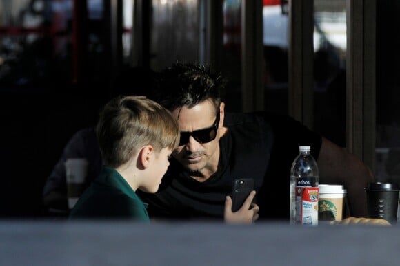 Colin Farrell passe du temps avec son fils Henry et sa compagne au Starbucks à Los Angeles. Le 17 janvier 2018