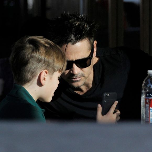 Colin Farrell passe du temps avec son fils Henry et sa compagne au Starbucks à Los Angeles. Le 17 janvier 2018
