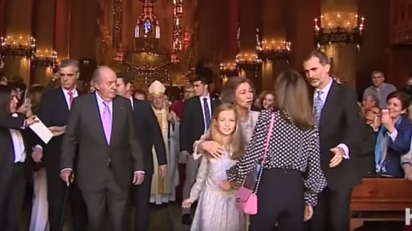 Hola! a mis en ligne sur YouTube une vidéo de la fin de la messe de Pâques à laquelle la famille royale d'Espagne a assisté le 1er avril 2018 à Palma de Majorque et de l'incident tendu survenu entre la reine Letizia et sa belle-mère la reine Sofia, impliquant la princesse Leonor des Asturies.