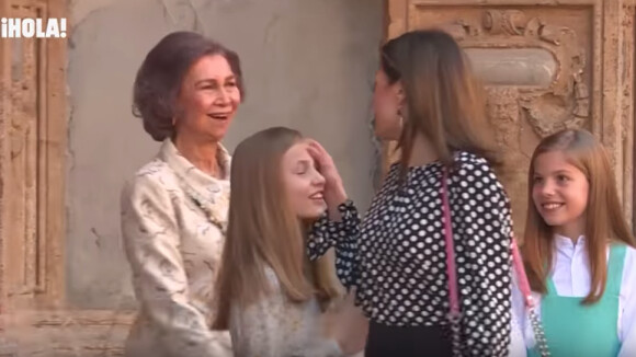 Hola!, qui a mis en ligne sur YouTube cette vidéo, s'interroge aussi sur le sens de ce geste de la reine Letizia d'Espagne au sortir de la messe de Pâques à laquelle la famille royale a assisté le 1er avril 2018 à Palma de Majorque, quelques instants après l'incident tendu survenu avec sa belle-mère la reine Sofia, impliquant la princesse Leonor des Asturies.