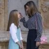 Letizia d'Espagne complice avec sa fille l'infante Sofia à la sortie de la messe de Pâques en la cathédrale Santa Maria à Palma de Majorque le 1er avril 2018.